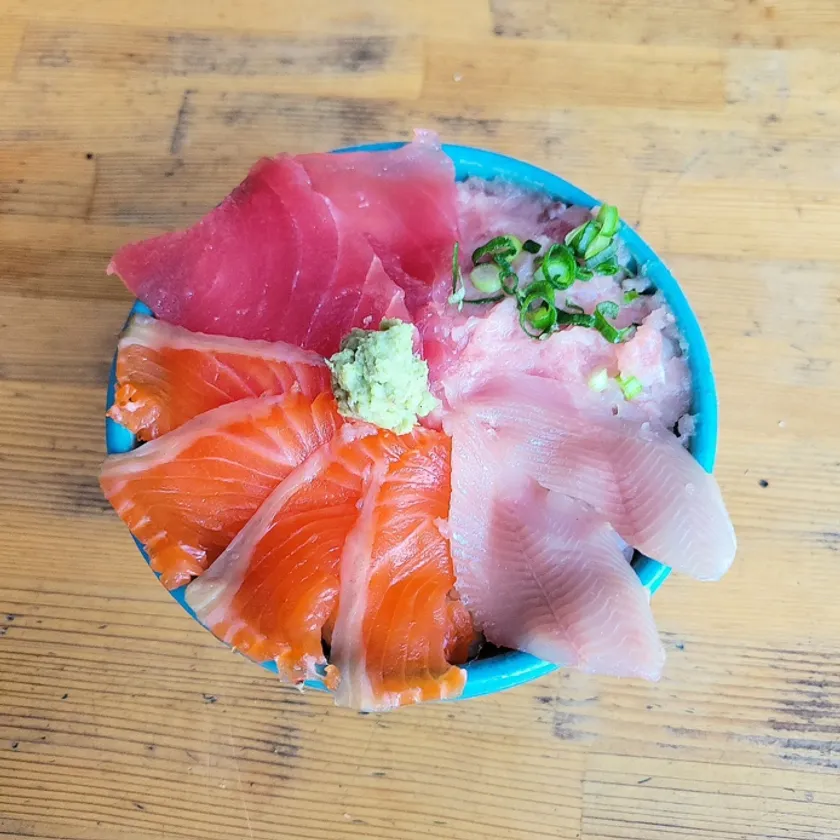 4種丼(黄金ヤマメ、金太郎マス、まぐろ、ネギトロ)