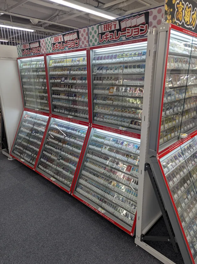 ショーケースでは特価品を販売