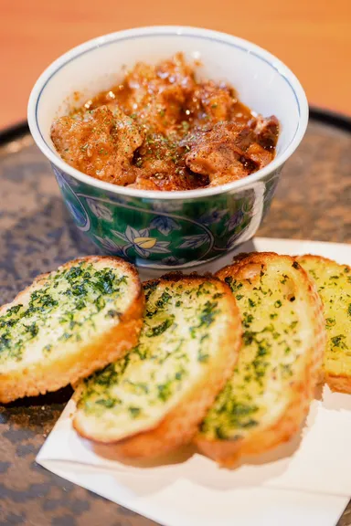 牛すじチリトマト煮込み ガーリックバケット付