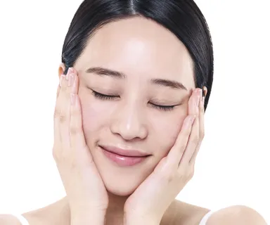 スクワランを顔になじませる
