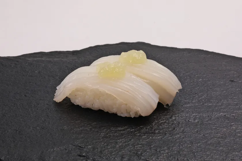 青森県産やりいかの塩レモンにぎり