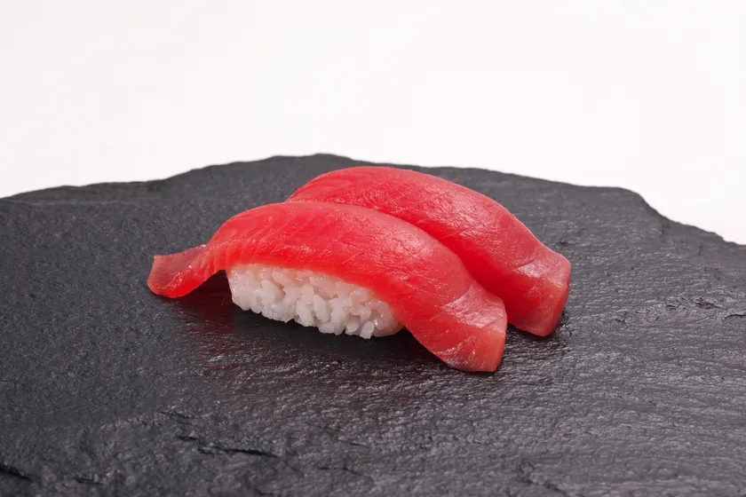 通常のまぐろの約1.5倍にカットした「デカネタ!インドまぐろ赤身」