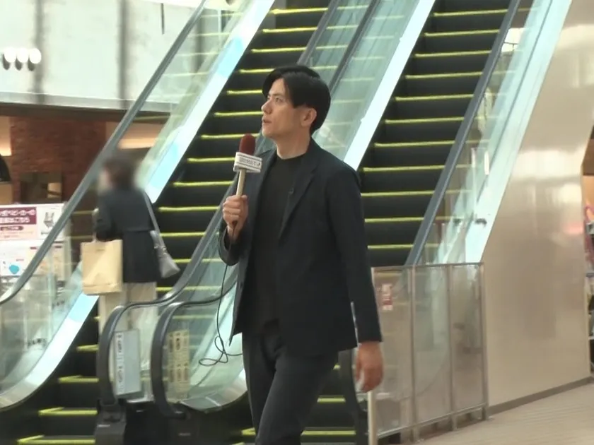青木源太　街頭インタビューの様子(1)