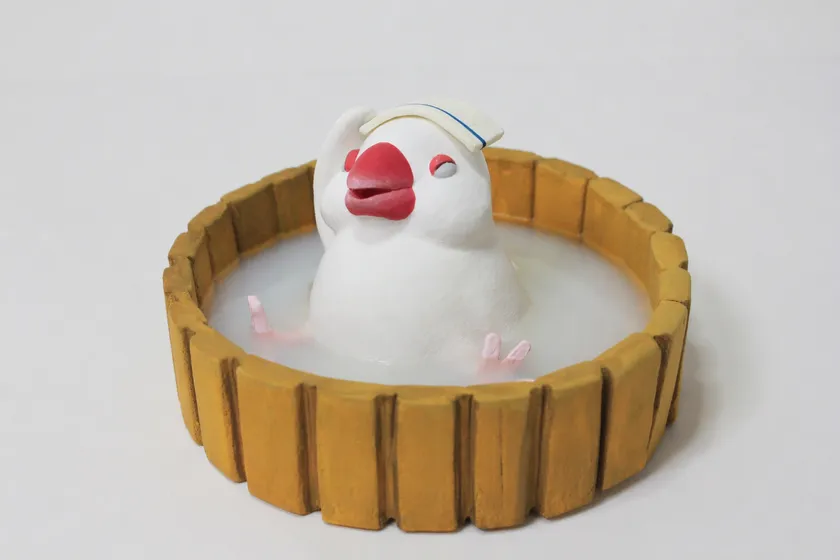 白文鳥パッケージに使用した、立体造形作家 midonos.制作の白文鳥の粘土細工(湯は合成)