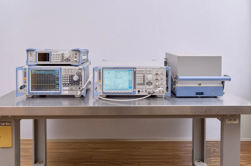 電波測定器Rohde & Schwarz CMW500を用いてiPhone修理後の通信品質を検証するスマートドクタープロ大阪心斎橋本店の品質管理プロセス