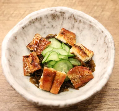 うなぎ蒲焼×もずく×きゅうりに三杯酢で味付けすればうなぎもずくの完成です。