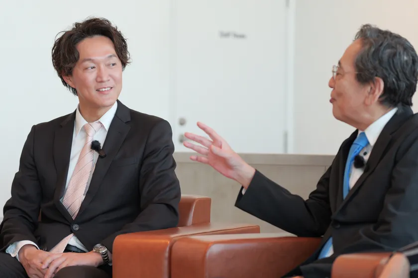 APAコーポレーション代表 岡田憲己とルー大柴氏