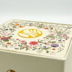 紙へのカラフルな印刷×ゴールドな刺繍