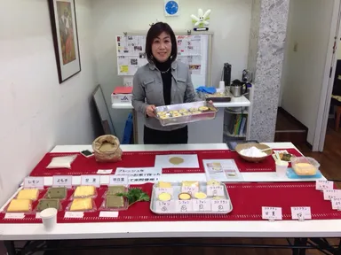 試食会にて、さくら工房　櫻井友子が説明