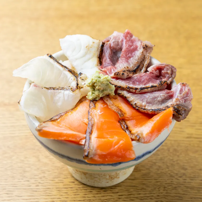 炙り3種丼 1,738円(税込)