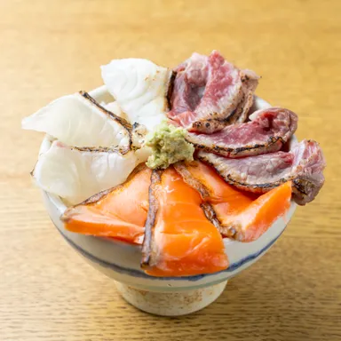 炙り3種丼 1,738円(税込)