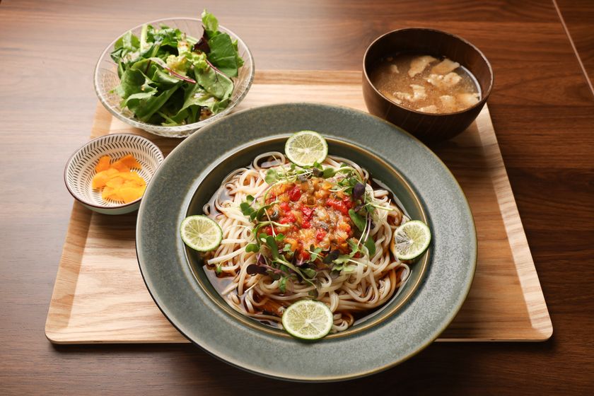【株式会社オカベ×『editor’s favるるぶキッチン』】
半田そうめん「オカベの麺」を使用したランチメニューを提供
