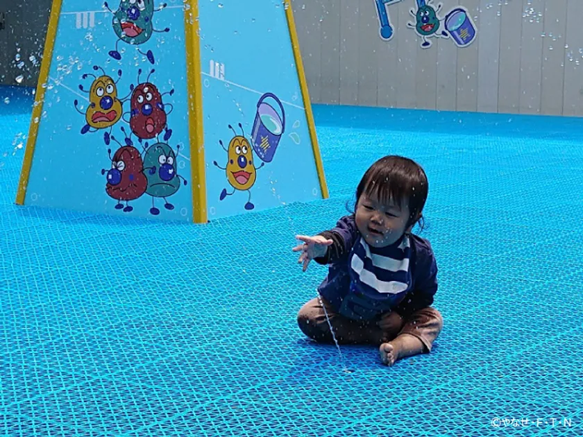 小さなお子様も安心!優しく水が飛び出す「お水のアーチ」