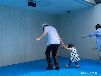 滝のように水が流れ落ちる「ウォーターシャワー」
