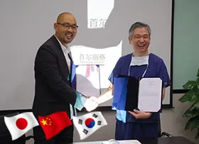 洪医師(右)と麻生院長