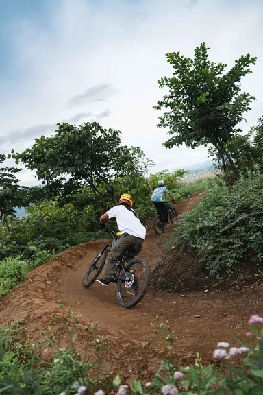 山道を駆け巡るマウンテンバイクコース