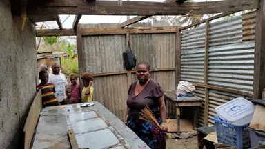 屋根を飛ばされた住民(エファテ島)