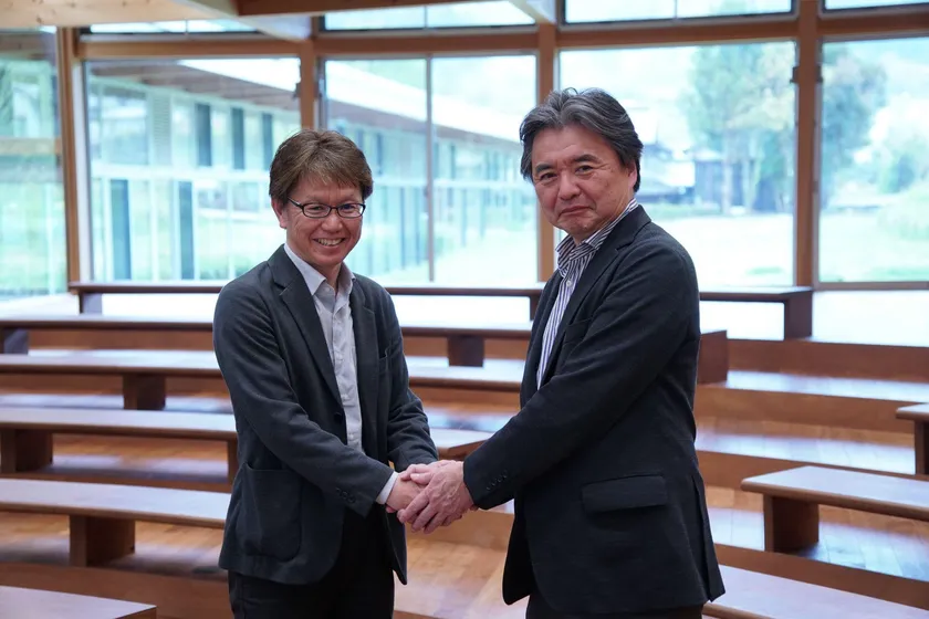 神山まるごと高専 ディレクター田中 義崇 氏(左)と電算システム 代表取締役社長執行役員 高橋 譲太