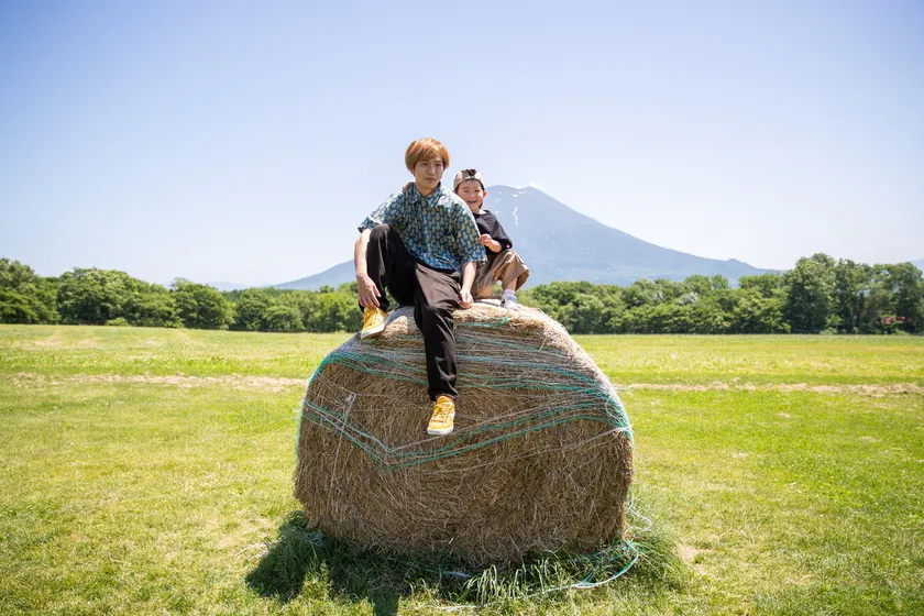 牧草ロールと羊蹄山を独り占め