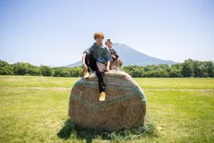 牧草ロールと羊蹄山を独り占め