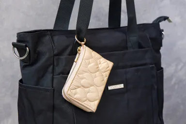 カラビナ付きでバッグにつけられる！