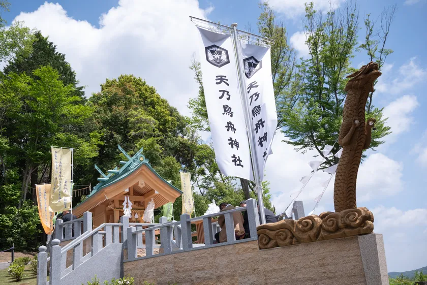 令和8年5月7日に撮影された天乃鳥舟神社の社殿と幟旗