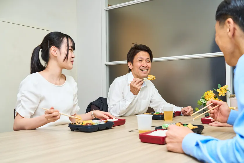 お弁当を食べながら団らん(1)