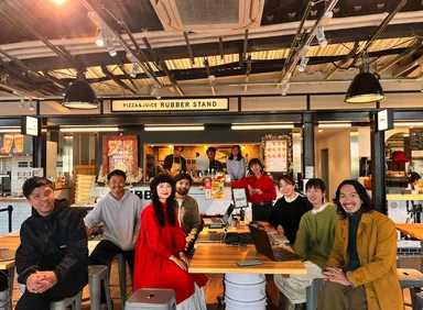 運営する店舗にて。合同会社prove LiFEのメンバー