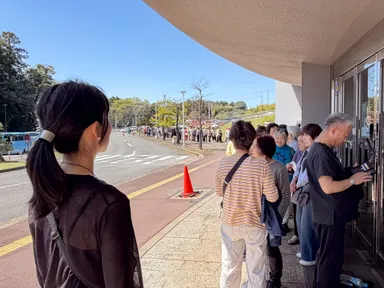 開演前の長いの列。