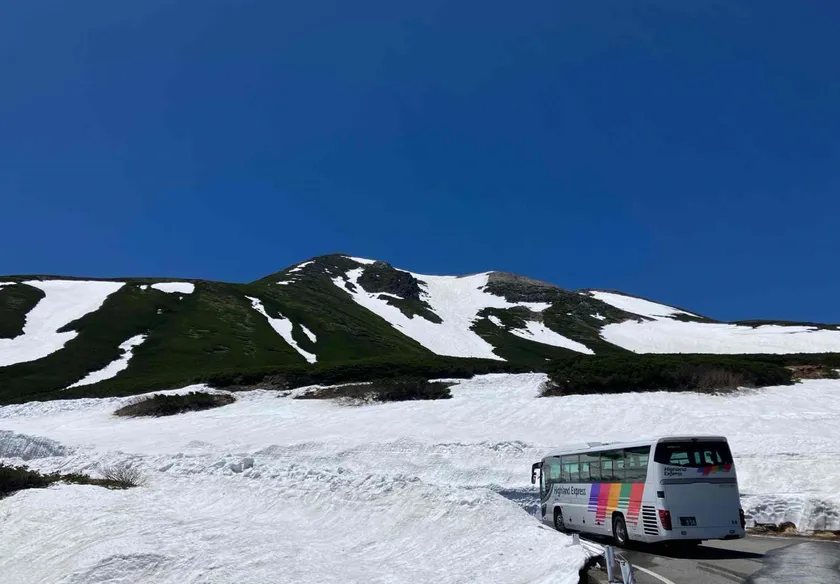 標高2,600mの残雪地帯へ