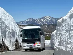 雪の壁の間を運行