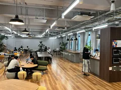 2号館1Fに設けられたカフェエリア「Innovation Cafe」。休憩時間に従業員が集う空間