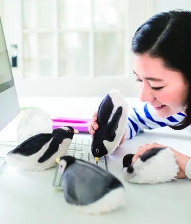 仲間を集めて、デスクの上でかわいがって