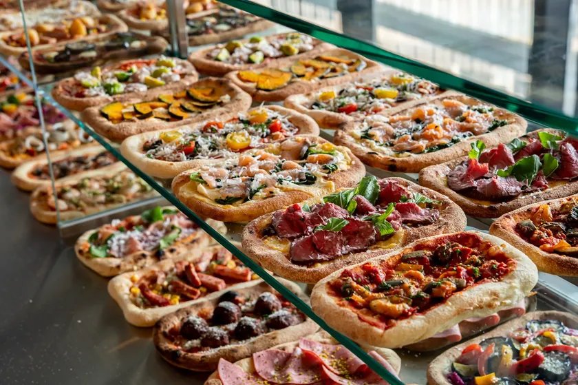ピザショーケースには食べ放題ピザがいっぱい
