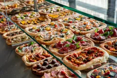 ピザショーケースには食べ放題ピザがいっぱい