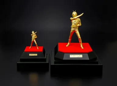 純金製　仮面ライダー新1号　(大)・(小)