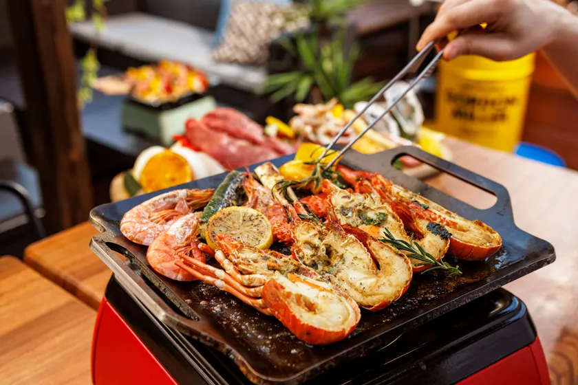 豪華伊勢海老や本格BBQ串など贅沢なメニューラインナップ