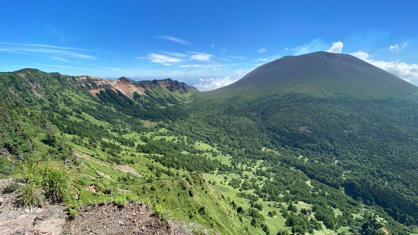 浅間山(前掛山)登山が約3年ぶりに再開　
小諸から“活火山と向き合う登山体験”を発信、
登山再開記念ツアーも実施