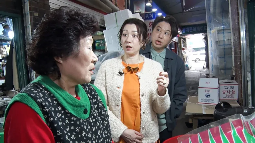 野々村友紀子夫妻が取材をしている場面