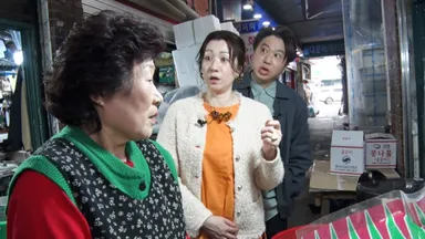 野々村友紀子夫妻が取材をしている場面