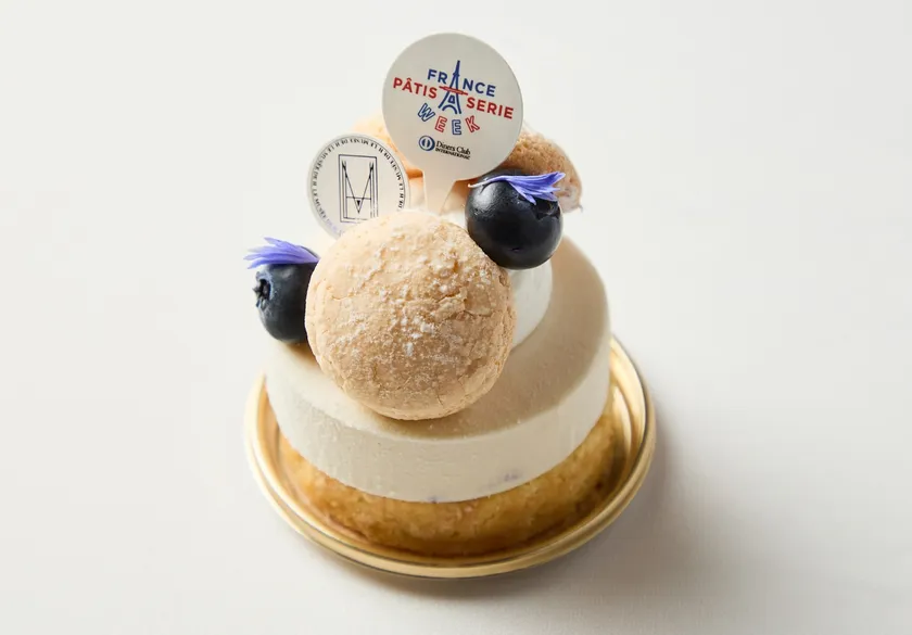 「LE MUSEE DE H KANAZAWA」の能登食材「ブルーベリー、珠洲の塩、 卵、能登ワイン」を使った「シャルロットパルマ」