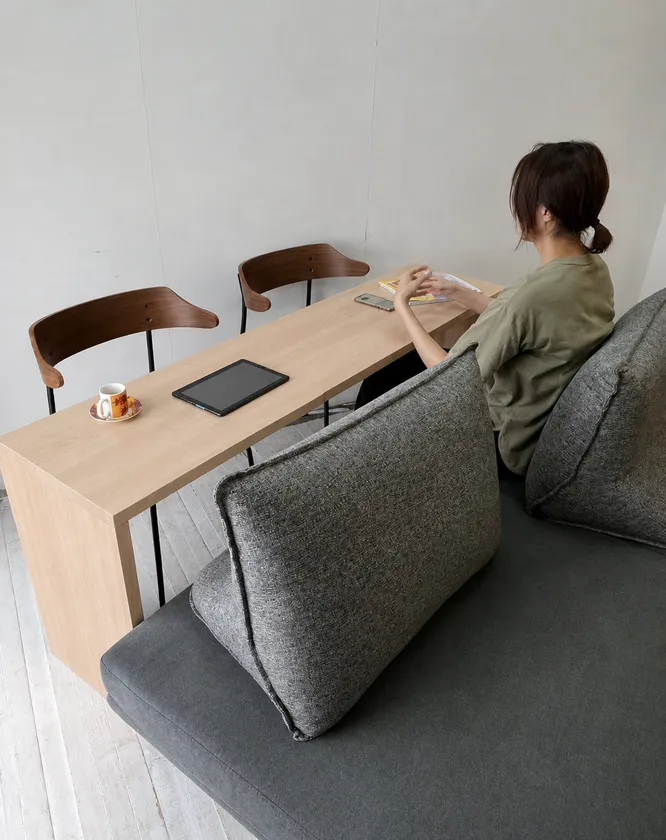 どちら側からも座って使える
