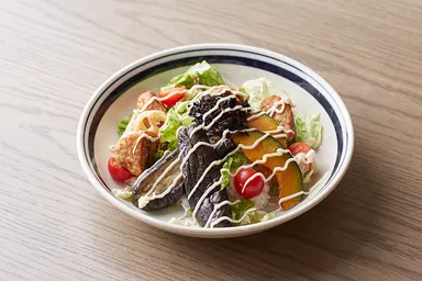鶏つくねと揚げ野菜の和風サラダ丼