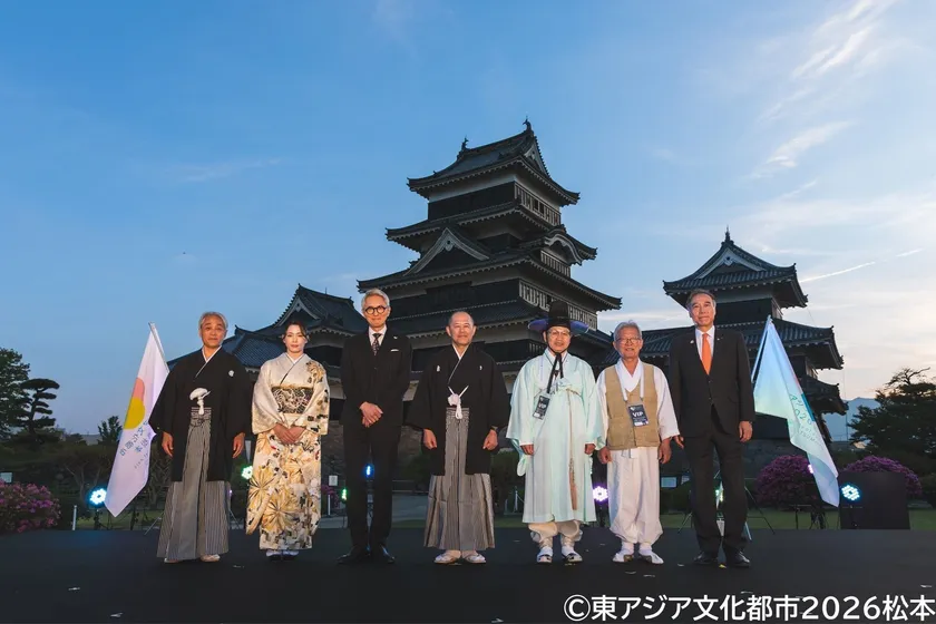 (左から)伊藤文化庁長官・出口クリスタさん・松重豊さん(松本市ブランド大使)・臥雲市長・韓国安東市関係者・阿部長野県知事