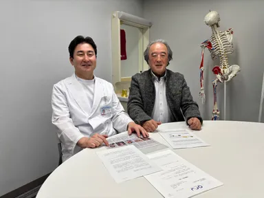 名古屋市立大学整形外科 村上英樹主任教授(左)と大里研究所 林幸泰理事長(右)