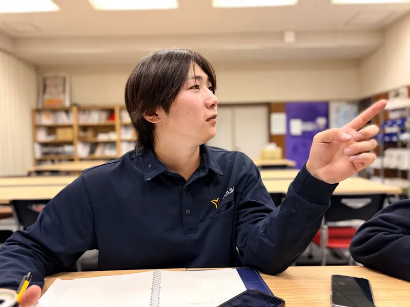 経営アカデミーを受講するゆうき総業の若手社員。4年間のカリキュラムを通じ、現場力と経営視点を兼ね備えたハイブリッドな人材へと成長していきます。