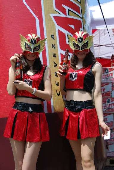 テカテガールズと一緒に撮影