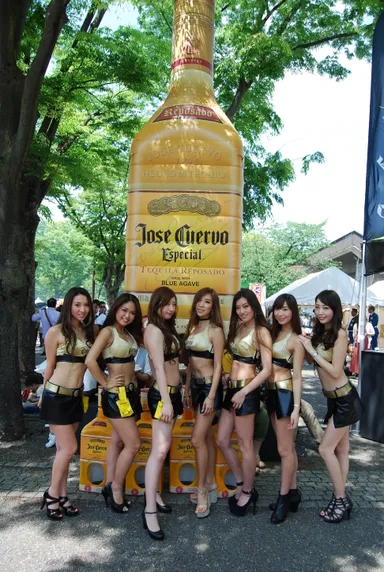 総勢20名のクエルボガールズがテキーラを販売