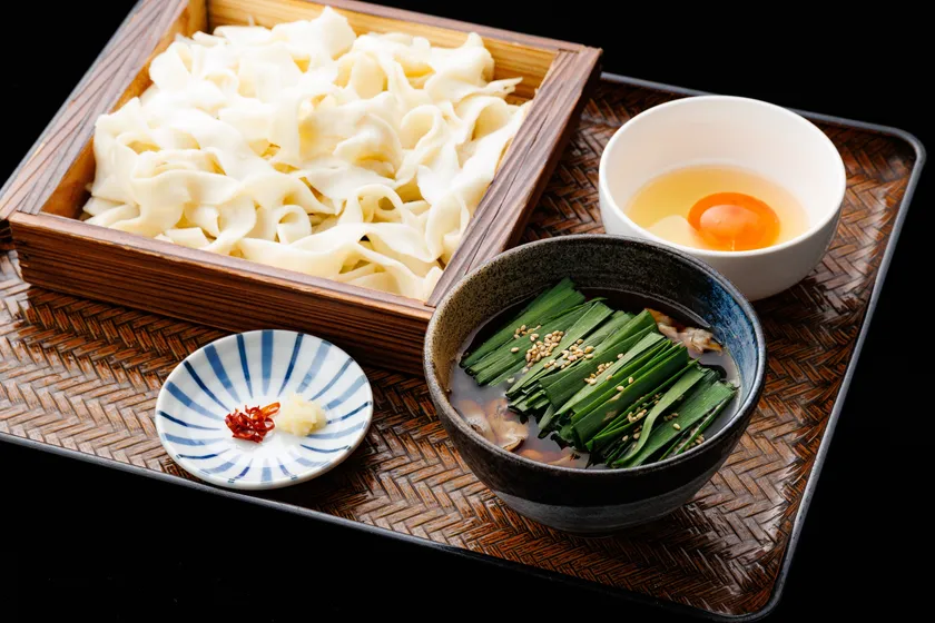 生卵を絡めて食べるうま辛豚ニラおざら