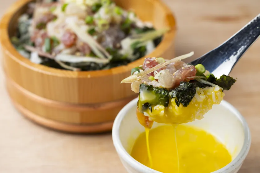 卵と絡めて食べる海鮮丼